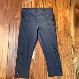 Lululemon Women’s Cropped Leggings Size 6 EUC Black